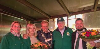 Ehrung des neuen Königspaares. Gemeinsam mit Marcel Freches, dem ersten Vorsitzenden und Präsidenten des Gartenbau- und Heimatvereins, überreichte ein weiteres engagiertes Vereinsmitglied dem frisch gekrönten Erntekönig Christoph Hensen (3.v.r.) und der Gästekönigin Tanja Küster (l.) einen Präsentkorb sowie farbenfrohe Blumensträuße, Bild: Claudia Werntges