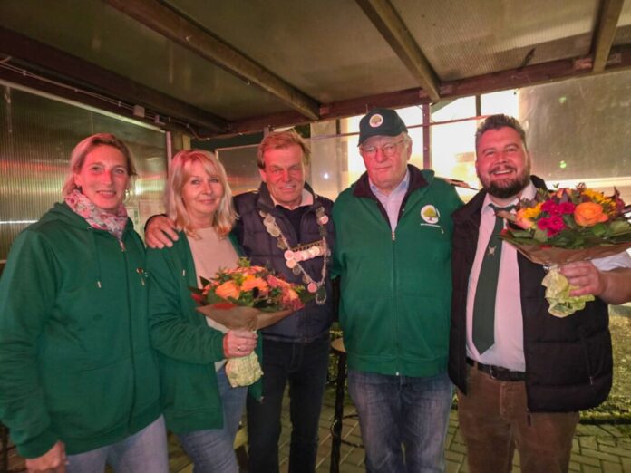 Ehrung des neuen Königspaares. Gemeinsam mit Marcel Freches, dem ersten Vorsitzenden und Präsidenten des Gartenbau- und Heimatvereins, überreichte ein weiteres engagiertes Vereinsmitglied dem frisch gekrönten Erntekönig Christoph Hensen (3.v.r.) und der Gästekönigin Tanja Küster (l.) einen Präsentkorb sowie farbenfrohe Blumensträuße, Bild: Claudia Werntges