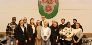 Bürgermeister Christoph Schultz begrüßte Erkraths neue Staatsbürgerinnen und Staatsbürger im Rathaus. Foto: Stadt Erkrath