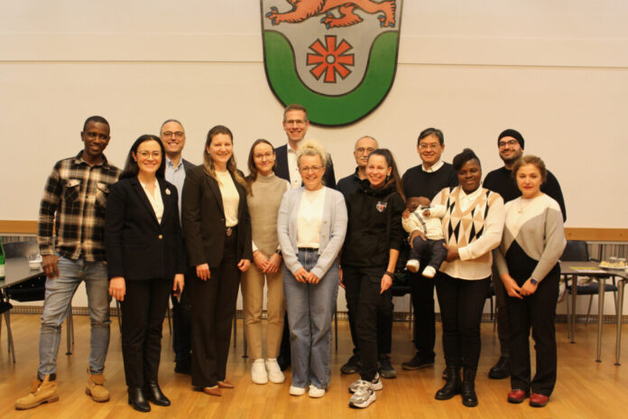 Bürgermeister Christoph Schultz begrüßte Erkraths neue Staatsbürgerinnen und Staatsbürger im Rathaus. Foto: Stadt Erkrath