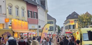 Gut gestärkt fanden viele Besucher des Feierabendmarktes den Weg zur Musiknacht, Bild: Alexander Heinz