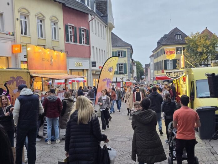 Feierabend 1 Gut gestärkt fanden viele Besucher des Feierabendmarktes den Weg zur Musiknacht, Bild: Alexander Heinz