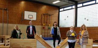 Andrea Holland, Leiterin der städtischen Kindertagesstätte Willbeck, Bürgermeister Christoph Schultz, Motopädin Laura Metthews, Theresa König von der Magdalene Gerhard Stiftung und Rückenwind-Projektleiterin Claudia Aust von Du Ich Wir beim damaligen Start des Pilotprojektes. Foto: Stadt Erkrath