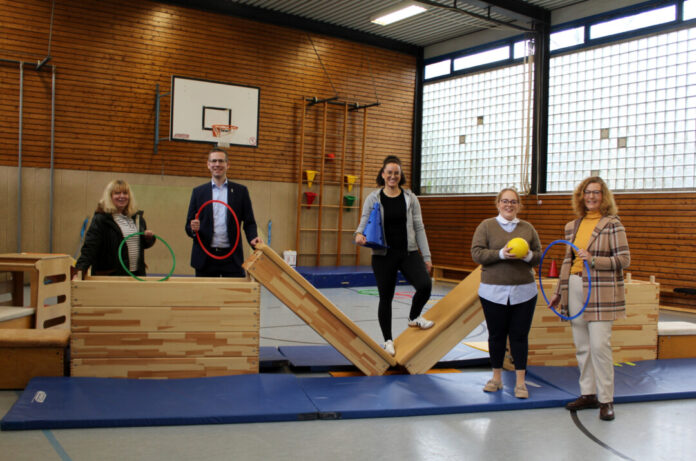 Förderprojekt Rückenwind Andrea Holland, Leiterin der städtischen Kindertagesstätte Willbeck, Bürgermeister Christoph Schultz, Motopädin Laura Metthews, Theresa König von der Magdalene Gerhard Stiftung und Rückenwind-Projektleiterin Claudia Aust von Du Ich Wir beim damaligen Start des Pilotprojektes. Foto: Stadt Erkrath