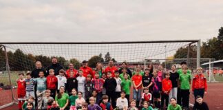 Ers auf dem Platz und dann ins Bad. Rot-Weiss und TuS Mitglieder beim gemeinsamen Training, Bild: TuS Lintorf