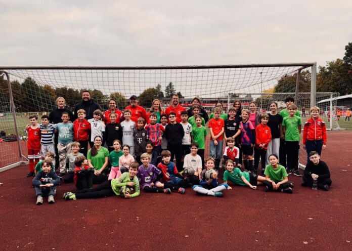 Fußball 09.10.2025 Ers auf dem Platz und dann ins Bad. Rot-Weiss und TuS Mitglieder beim gemeinsamen Training, Bild: TuS Lintorf