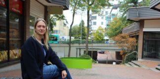 Citymanagerin Katharina Salzburg freut sich über das neue grüne Stadtmobiliar auf dem Hochdahler Markt. Foto: Stadt Erkrath