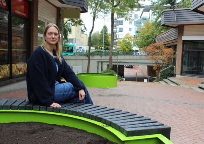 Citymanagerin Katharina Salzburg freut sich über das neue grüne Stadtmobiliar auf dem Hochdahler Markt. Foto: Stadt Erkrath