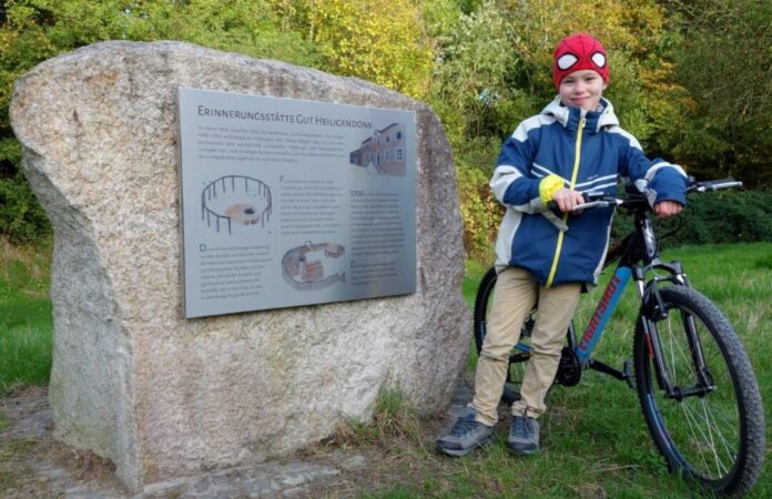Nico (10) freut sich über die neue Tafel, Foto: Michael Baaske