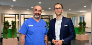 Begrüßung von Dr. med. Haitham Hag durch Lukas Trillberg, Foto: Helios-Klinikum Niederberg/Michael Mutzberg