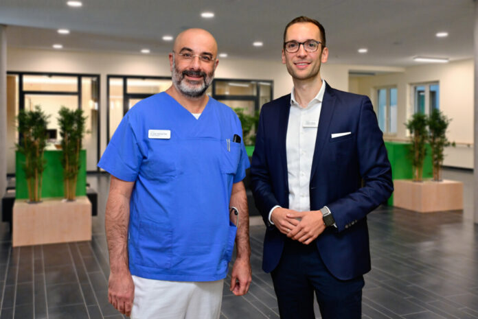 HEL-ndb-neuer-ca-hag-begrüßung Begrüßung von Dr. med. Haitham Hag durch Lukas Trillberg, Foto: Helios-Klinikum Niederberg/Michael Mutzberg
