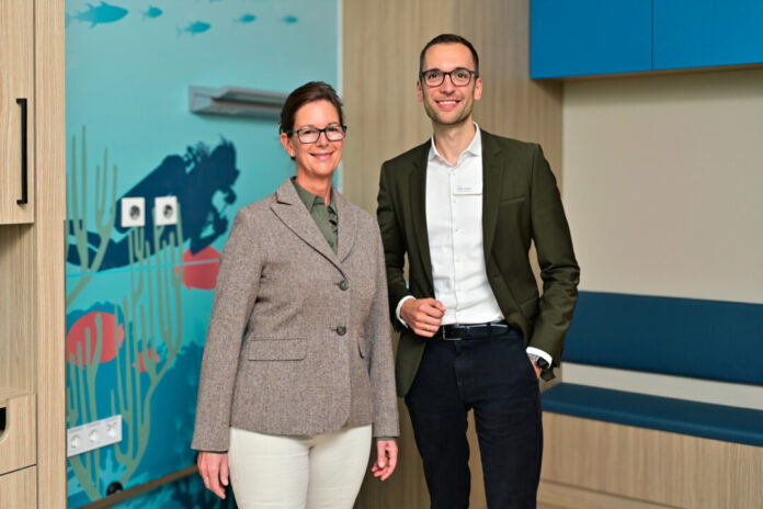 Die neue Chefärztin Heike Nicolai mit Klinikgeschäftsführer Lukas Trilling. Foto: Helios Klinikum Niederberg/Michael Mutzberg Die neue Chefärztin Heike Nicolai mit Klinikgeschäftsführer Lukas Trilling. Foto: Helios Klinikum Niederberg/Michael Mutzberg