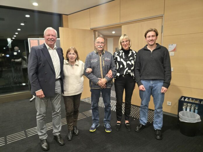 JPM im Bild zu sehen v.l.n.r.: Rolf Steuwe, Vorstand im Verein zur Förderung der Über-Mittag-Betreuung in Ratingen (ÜMB-Verein) Christa Seher Schneid, Vorsitzende ÜMB-Verein, früher Leiterin des Jugendamtes Horst Sprenger, ehem. Abteilungsleiter Stadtwerke Ratingen Marlene Stuckart, Leiterin der Johann-Peter-Melchior-Schule (JPMS) Herr Fromm, Leiter der Offenen Ganztagsbetreuung an der JPMS, Bild: Alexander Heinz