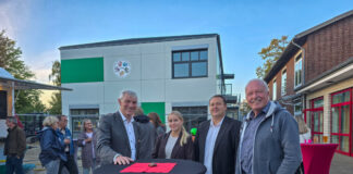 Klaus Pesch, Lisa Miller, Andre Keller und Rolf Steuwe vor dem neu gebauten ÜMB Gebäude neben der Schule, Bild: Alexander Heinz