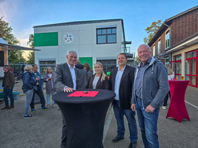 JPM Pesch, Miller, Vogel, Steuwe Klaus Pesch, Lisa Miller, Andre Keller und Rolf Steuwe vor dem neu gebauten ÜMB Gebäude neben der Schule, Bild: Alexander Heinz