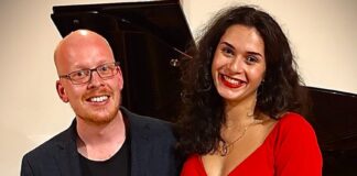 Beschwingte Klänge in der Dorfkirche Isenbügel Jeanne Jansen und Thomas Linstedt treten in der Dorfkirche Isenbügel auf. Foto: Künstler