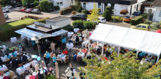 Lintorf: 20 Jahre gelebte Gemeinschaft Mitarbeitende, Bewohner:innen, Angehörige, Weggefährten, Kooperationspartner sowie Förderer von Haus Salem Lintorf genossen bei bestem Wetter das gesellige Miteinander. Foto: Kaiserswerther Diakonie/Despina Lazaridou-Daub