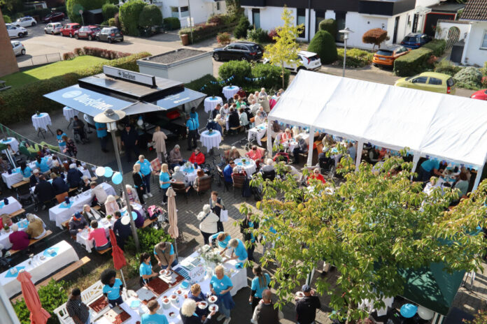 Jubilaeum_Haus_Salem_Lintorf_1 Mitarbeitende, Bewohner:innen, Angehörige, Weggefährten, Kooperationspartner sowie Förderer von Haus Salem Lintorf genossen bei bestem Wetter das gesellige Miteinander. Foto: Kaiserswerther Diakonie/Despina Lazaridou-Daub