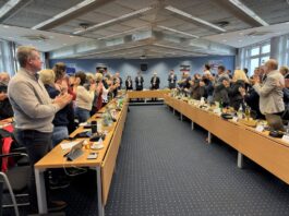 Der Kreistag würdigt das Wirken von Landrat Thomas Hendele mit reichlich Applaus. Foto: Kreis ME
