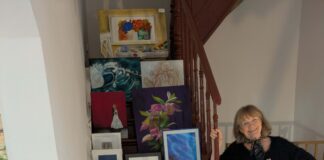 Elfi Lütcke, Vorsitzende des Kunstvereins Ratingen, in den neuen Ausstellungsräumen neben den Preisen für das Gewinnspiel, Bild: Künstler Verein