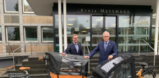Bis Jahresende: Kreis fördert E-Lastenräder für Privatpersonen Sebastian Kock (Leiter der Stabsstelle Klimaschutz) und Landrat Thomas Hendele. Foto: Kreis Mettmann