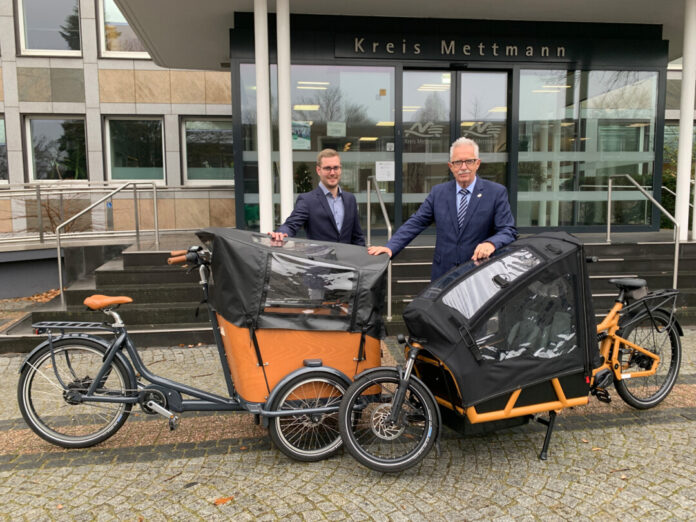 Lastenradförderung Sebastian Kock (Leiter der Stabsstelle Klimaschutz) und Landrat Thomas Hendele. Foto: Kreis Mettmann