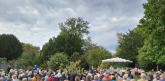 Blick auf die versammelten Gemeinden im Park von Schloss Linnep, Bild: Michael Wiesenhöfer