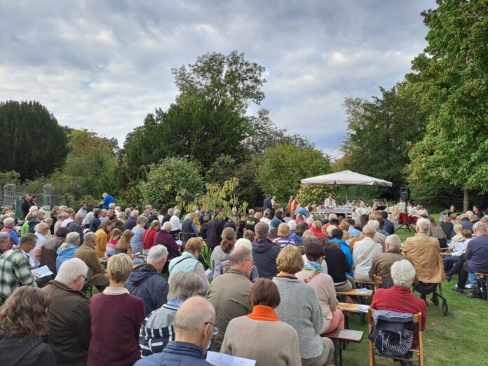 Blick auf die versammelten Gemeinden im Park von Schloss Linnep, Bild: Michael Wiesenhöfer