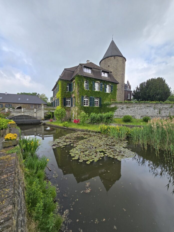 Blick aus dem Park auf Schloss Linnep, Bild: Alexander Heinz