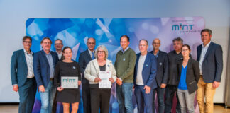 Schulleiterin Alexandra Flaig (M.) freut sich über die Auszeichnung des Gymnasiums Hochdahl als MINT-freundliche Schule. Foto: Sergei Magel (HNF)