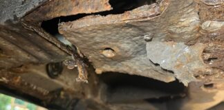 Polizei zieht Schrottauto aus dem Verkehr Als verkehrsunsicher wurde der VW bei der Prüfung eingestuft. Foto: Polizei