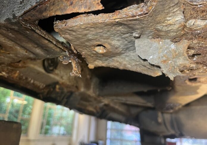 Verkehrsunsicherer VW Sharan bei Prüfung Als verkehrsunsicher wurde der VW bei der Prüfung eingestuft. Foto: Polizei