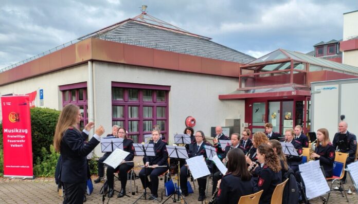 MusikzugRathausLangenlonsheim02 Der Musikzug der Freiwilligen Feuerwehr Velbert beim Platzkonzert in Langenlonsheim. Foto: FW Velbert