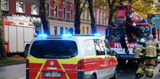 Mann in Essen von Regionalzug erfasst Notfallmanager der Deutschen Bahn im Einsatz. Foto: Feuerwehr Essen