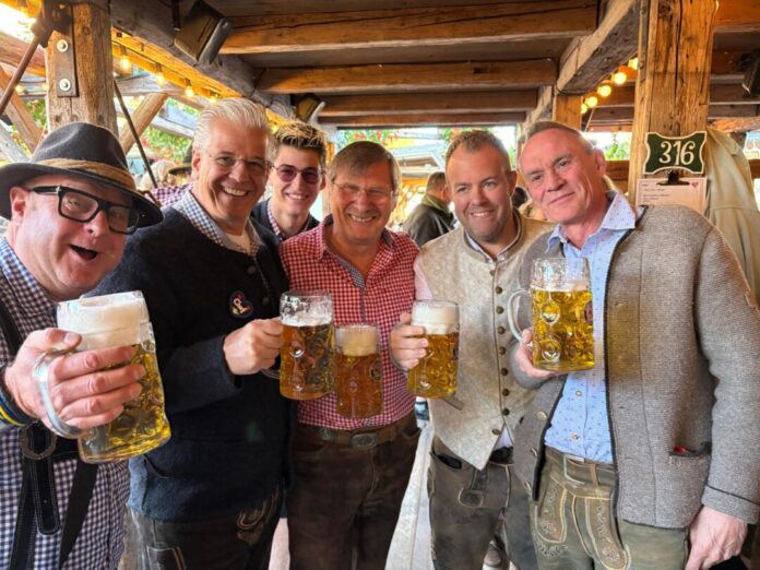 Oktoberfest M Mirco Köstring, Roland Adena, Karl-Heinz Leciejewicz, Alexander Arenz und Frank Groten in München, Bild: Privat