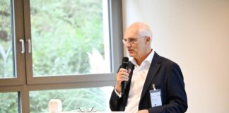 Olaf Tünkers bei seinem Vortrag, als Teil des spannenden Besuchs bei der ABB, (Foto: Patrick Bommes, ABB AG)