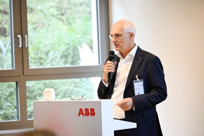 Olaf Tünkers bei seinem Vortrag, als Teil des spannenden Besuchs bei der ABB, (Foto: Patrick Bommes, ABB AG)