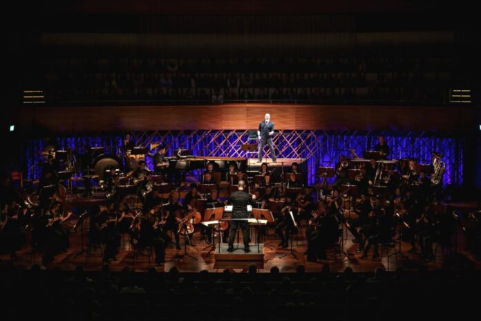 Holger Auer und die Bochumer Symphoniker. Foto: Sabine Hahnefeld