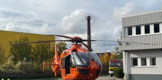 Der Rettungshubschrauber "Christoph 9" aus Duisburg flog den Mann in eine Spezialklinik. Foto: FW Ratingen