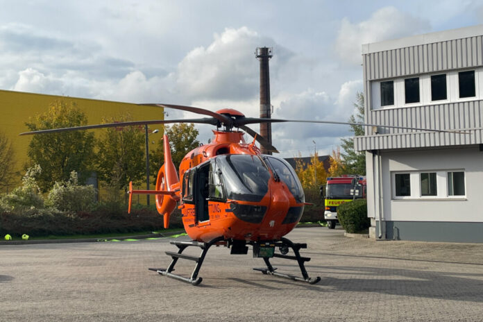 Rettungshubschrauber Der Rettungshubschrauber "Christoph 9" aus Duisburg flog den Mann in eine Spezialklinik. Foto: FW Ratingen