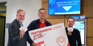 Dirk Bongards, Geschäftsführer Ratingen Marketing GmbH, begrüßt die Ratinger Bäder, vertreten durch Allwetterbad-Betriebsleiter Dirk Leibelt und Wojciech Hrabowski, Abteilungsleiter Ratinger Bäder (von links nach rechts), als neuen Partner der RatingenCard. Foto: Achim Blazy/Stadtwerke Ratingen