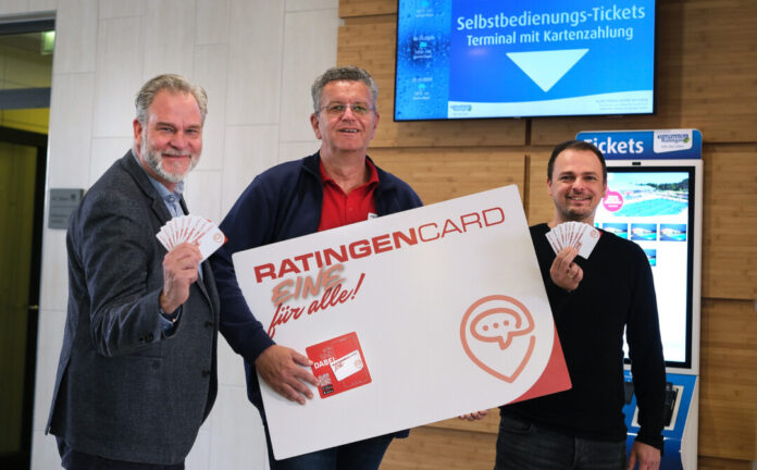 Dirk Bongards, Geschäftsführer Ratingen Marketing GmbH, begrüßt die Ratinger Bäder, vertreten durch Allwetterbad-Betriebsleiter Dirk Leibelt und Wojciech Hrabowski, Abteilungsleiter Ratinger Bäder (von links nach rechts), als neuen Partner der RatingenCard. Foto: Achim Blazy/Stadtwerke Ratingen