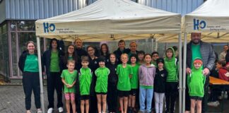 Beim Schwimmen genug nass geworden, deshalb Foto beim Regen unter dem Zelt. Die Teilnehmer in Remscheid, Bild: TuS Lintorf