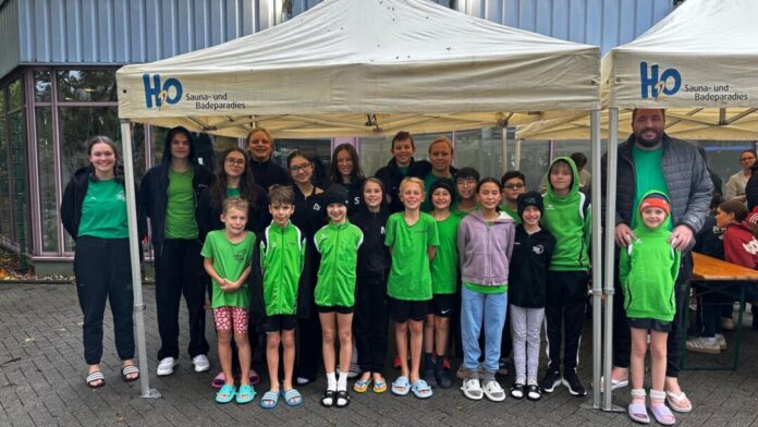 Remscheid 26.10.2025 Beim Schwimmen genug nass geworden, deshalb Foto beim Regen unter dem Zelt. Die Teilnehmer in Remscheid, Bild: TuS Lintorf