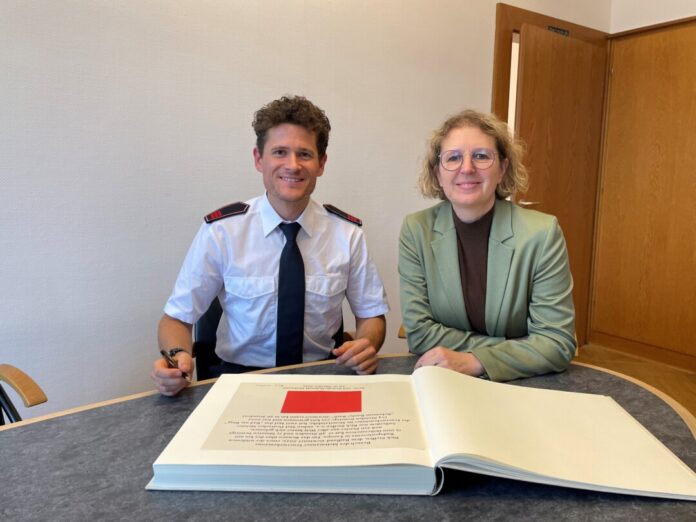 Rick Steffen mit Bürgermeisterin Sandra Pietschmann. Foto: Kreisstadt Mettmann