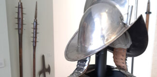 Rüstung mit Helm und Spießen, Foto: Museum Ratingen