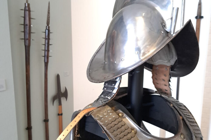 Rüstung mit Helm und Spießen, Foto: Museum Ratingen