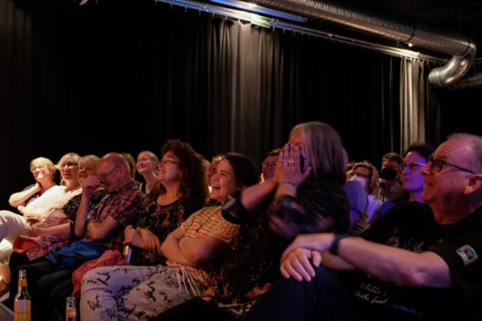 Beim Poetry-Slam bleibt kein Auge trocken. Foto: Morgaine Prinz