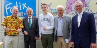 Michael Baaske (l) zusammen mit Herbert Reul (Innenminister NRW), Klevis Diku und Siegfried Hoymann sowie BM Klaus Pesch (r) vor dem Spielmobil Felix, Bild: Michael Baaske