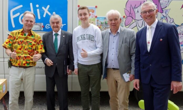 Michael Baaske (l) zusammen mit Herbert Reul (Innenminister NRW), Klevis Diku und Siegfried Hoymann sowie BM Klaus Pesch (r) vor dem Spielmobil Felix, Bild: Michael Baaske